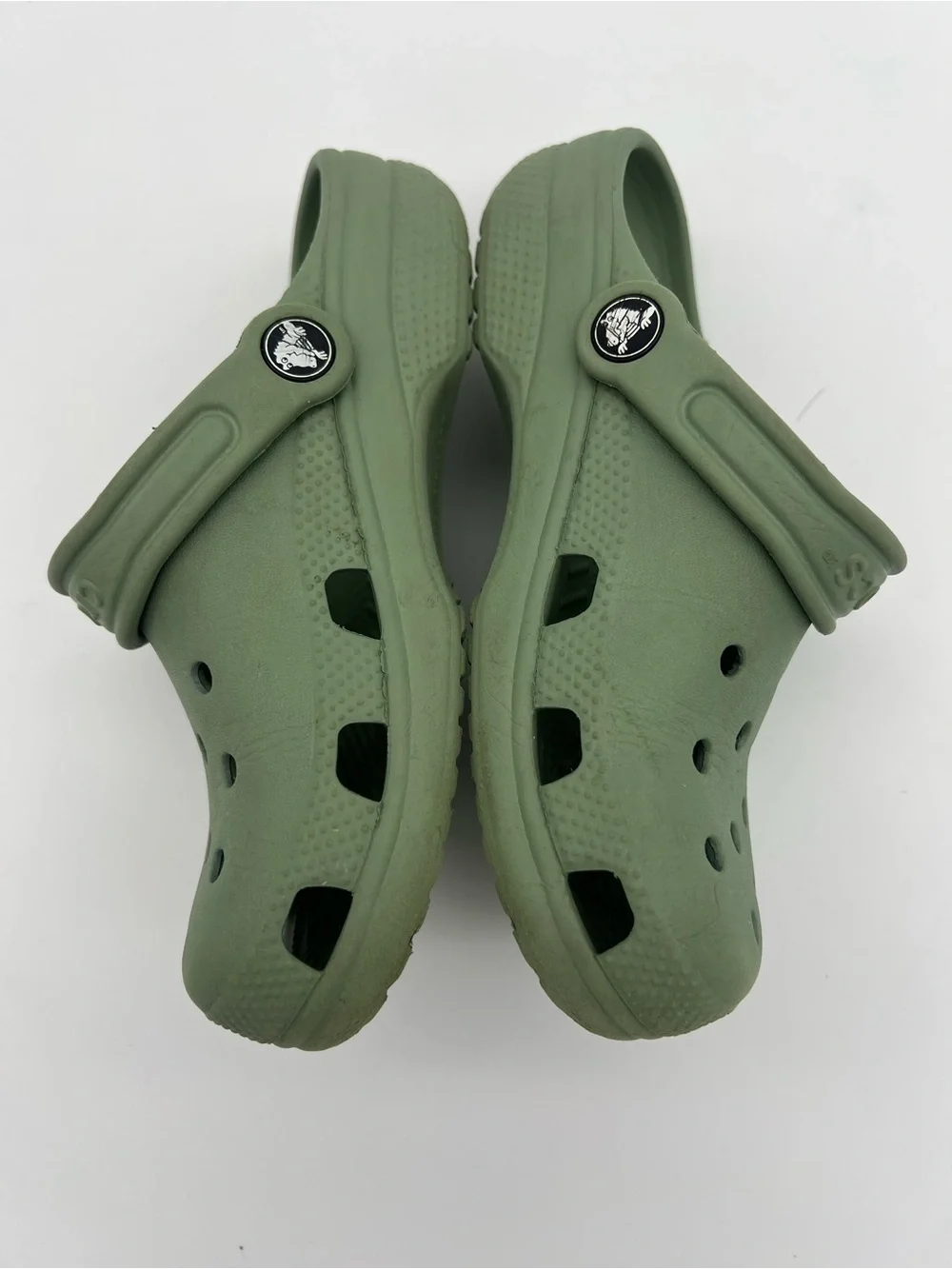Crocs J2 Kids size 2 Classic Clog in Olive Green Comfortable Slip-On Shoes